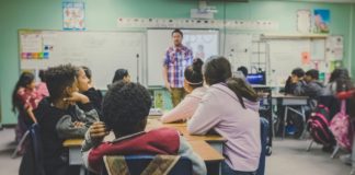 Aula con personas reunidas para ilustrar un comit&eacute; de investigaci&oacute;n cl&iacute;nica en terapias emergentes