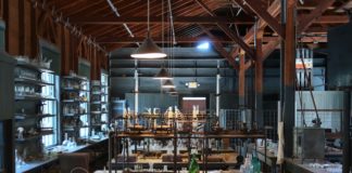 This laboratory contains equipment used by Thomas Edison. It is part of the Edison and Ford Winter estate. He used the laboratory to find the best rubber plant.