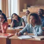Estudiantes j&oacute;venes en un aula para una noticia sobre alfabetizaci&oacute;n sanitaria del cannabis en Tailandia