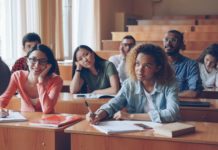 Un estudio detecta bajo conocimiento sobre cannabis en estudiantes de un centro de Tailandia Estudiantes jóvenes en un aula para una noticia sobre alfabetización sanitaria del cannabis en Tailandia