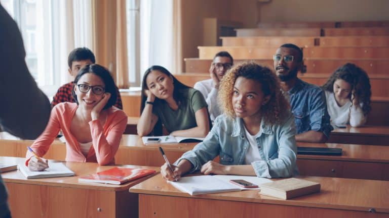 Estudiantes jóvenes en un aula para una noticia sobre alfabetización sanitaria del cannabis en Tailandia