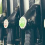 Surtidores de combustible, con una manguera identificada como E-10 en primer plano
