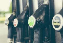 Biocombustibles de cáñamo: usos, ventajas y límites Surtidores de combustible, con una manguera identificada como E-10 en primer plano