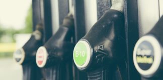 Surtidores de combustible, con una manguera identificada como E-10 en primer plano