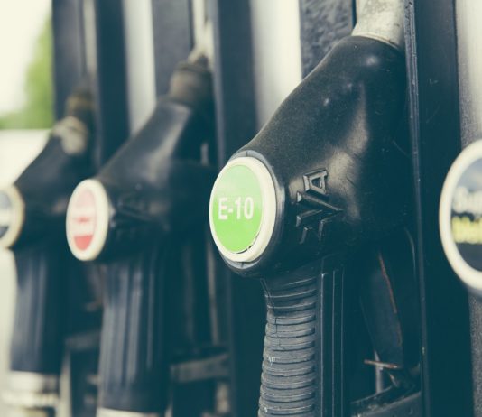 Surtidores de combustible, con una manguera identificada como E-10 en primer plano
