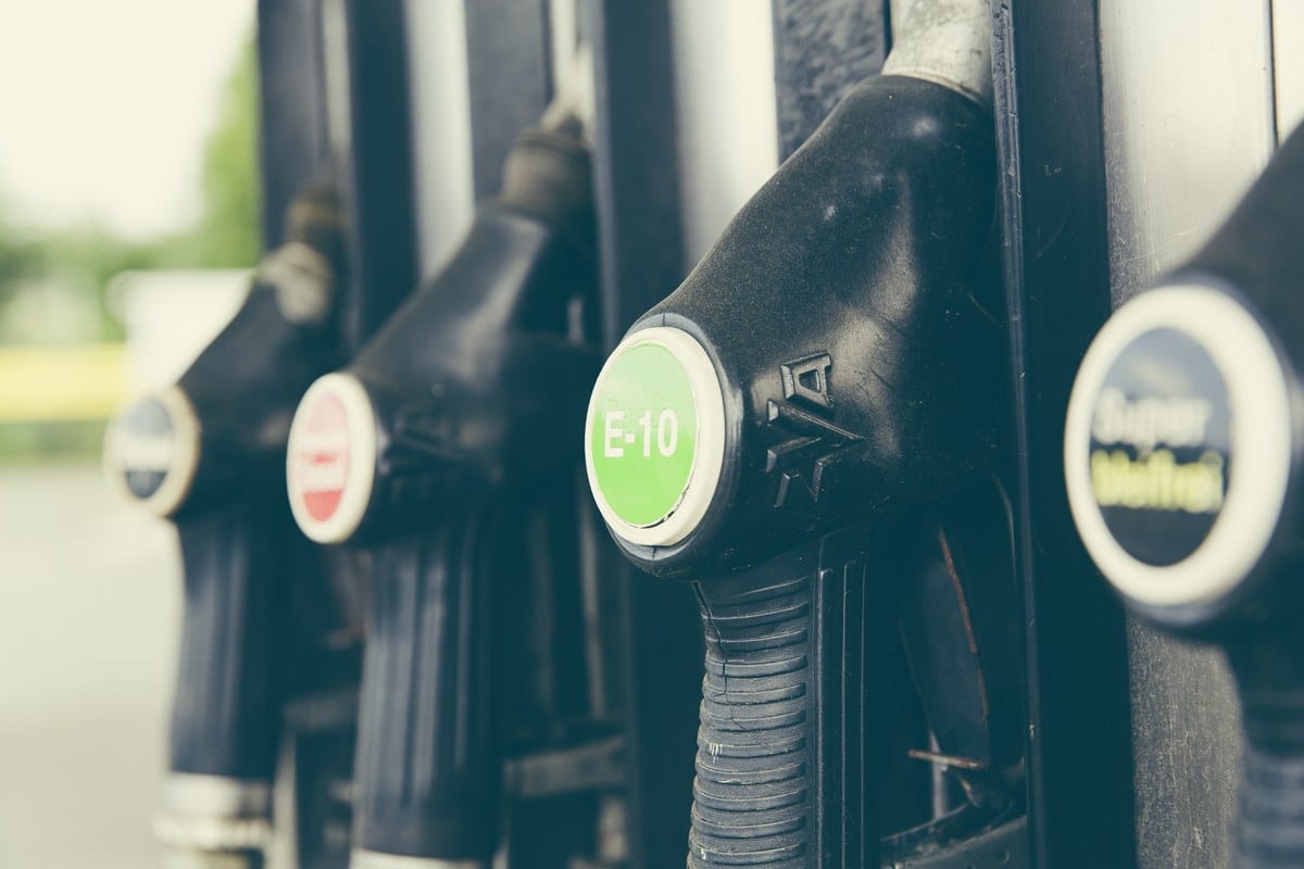 Surtidores de combustible, con una manguera identificada como E-10 en primer plano