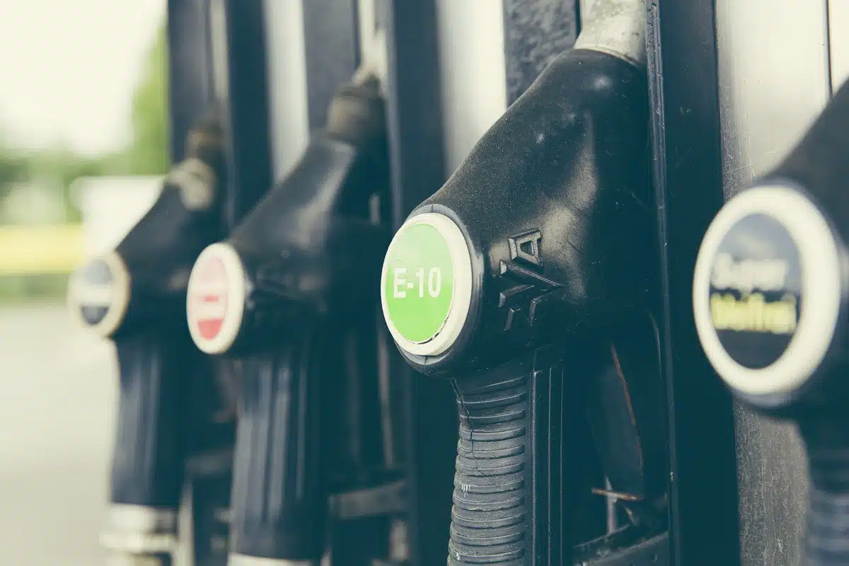 Surtidores de combustible, con una manguera identificada como E-10 en primer plano
