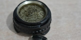 Cazoleta circular con malla met&aacute;lica y peque&ntilde;o recipiente de vidrio con restos de extracto