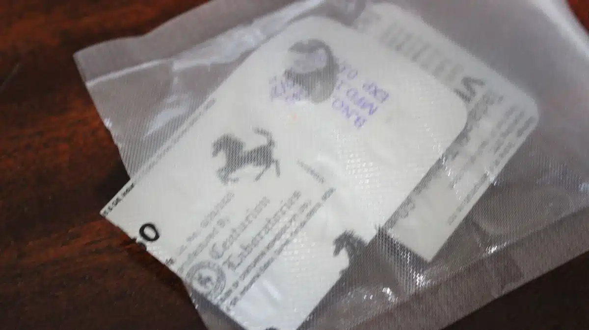 Dos sobres plateados con texto impreso y siluetas de animales dentro de una bolsa transparente