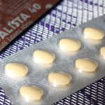 Bl&iacute;ster con diez comprimidos amarillos sobre cajas de Vidalista 40 con tadalafilo