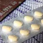 Fármacos para la erección y consumo de drogas Blíster con diez comprimidos amarillos sobre cajas de Vidalista 40 con tadalafilo