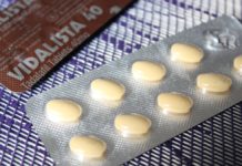 Fármacos para la erección y consumo de drogas Blíster con diez comprimidos amarillos sobre cajas de Vidalista 40 con tadalafilo