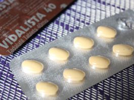 Fármacos para la erección y consumo de drogas Blíster con diez comprimidos amarillos sobre cajas de Vidalista 40 con tadalafilo