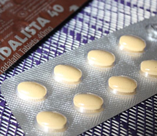 Fármacos para la erección y consumo de drogas Blíster con diez comprimidos amarillos sobre cajas de Vidalista 40 con tadalafilo