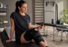 CBD para fracturas: concentración y eficacia Persona en rehabilitación por una fractura de meseta tibial con la rodilla apoyada y un frasco de aceite de CBD sin marca