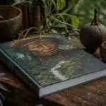 Libro sobre ayahuasca y chamanismo sobre una mesa de madera, rodeado de vegetación amazónica en una atmósfera contemplativa.