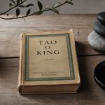 Edición antigua y austera del Tao Te King sobre una mesa, con una composición de luces y sombras que evoca la conciliación de