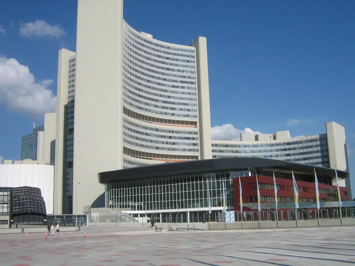 Gran complejo institucional de fachadas curvas frente a una plaza despejada