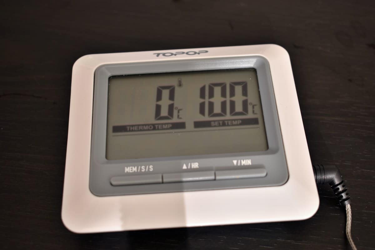 Termómetro digital con una lectura de 0 °C y una temperatura fijada en 10 °C