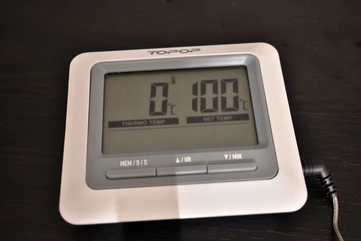 Termómetro digital con una lectura de 0 °C y una temperatura fijada en 10 °C