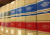Leyes sobre drogas desde la perspectiva sanitaria Volúmenes encuadernados de informes jurídicos alineados en una estantería