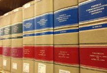 Leyes sobre drogas desde la perspectiva sanitaria Volúmenes encuadernados de informes jurídicos alineados en una estantería