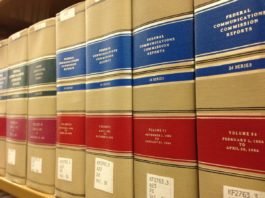 Leyes sobre drogas desde la perspectiva sanitaria Volúmenes encuadernados de informes jurídicos alineados en una estantería