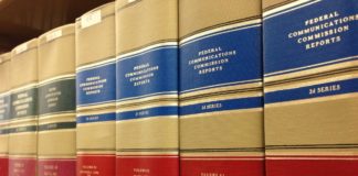 Vol&uacute;menes encuadernados de informes jur&iacute;dicos alineados en una estanter&iacute;a