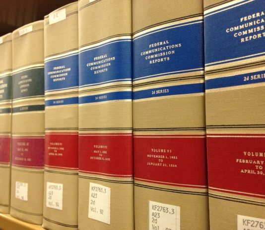Volúmenes encuadernados de informes jurídicos alineados en una estantería