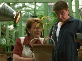 Cannabis en el cine desde los años noventa Una mujer y un hombre observan una planta en maceta bajo lámparas dentro de un invernadero.