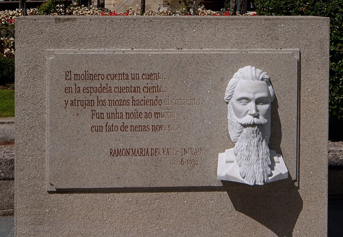 Monumento de piedra con versos grabados y un busto en relieve de Ramón María del Valle-Inclán