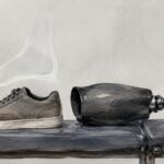 Una prótesis de pierna y un zapato vacío junto al contorno translúcido de un pie