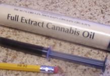 Maine alerta por butano en concentrados de cannabis medicinal Aceite concentrado de cannabis fotografiado sobre papel para ilustrar la alerta sanitaria de Maine