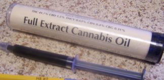 Maine alerta por butano en concentrados de cannabis medicinal Aceite concentrado de cannabis fotografiado sobre papel para ilustrar la alerta sanitaria de Maine