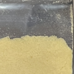 DMT en forma cristalina junto a un cartucho de vapeo, relacionado con la propuesta federal sobre triptaminas