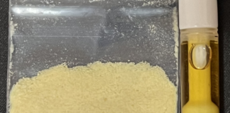 DMT en forma cristalina junto a un cartucho de vapeo, relacionado con la propuesta federal sobre triptaminas