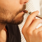 Cartucho de vaporizador de CBD fotografiado de cerca para ilustrar la alerta de Colorado sobre vaporizadores de cannabis