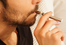 Colorado alerta por vaporizadores de cannabis contaminados Cartucho de vaporizador de CBD fotografiado de cerca para ilustrar la alerta de Colorado sobre vaporizadores de cannabis