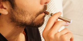 Cartucho de vaporizador de CBD fotografiado de cerca para ilustrar la alerta de Colorado sobre vaporizadores de cannabis