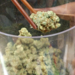 Interior de un dispensario de cannabis usado para ilustrar la supervisión de licencias reguladas en Michigan