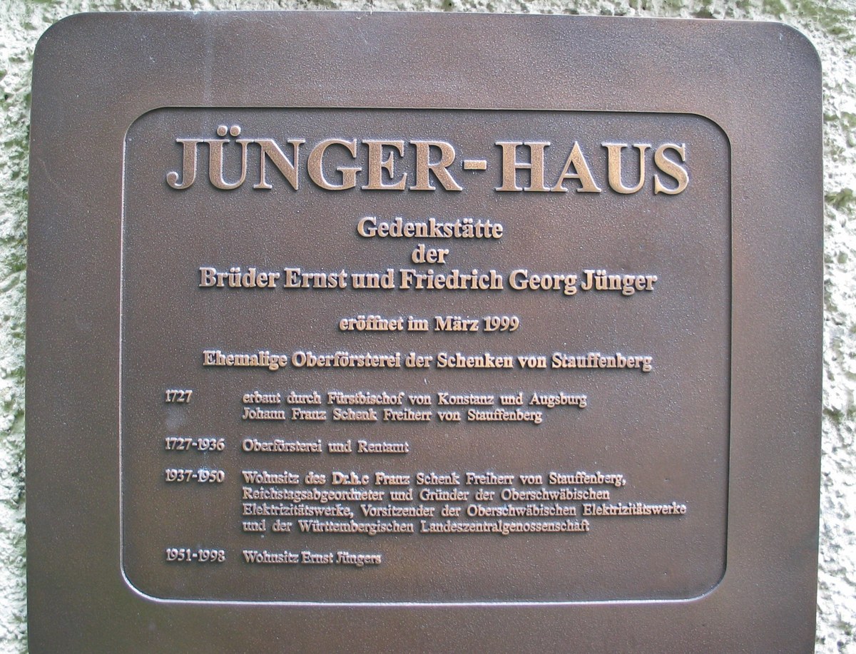 Placa conmemorativa en alem&aacute;n de la J&uuml;nger-Haus, dedicada a los hermanos Ernst y Friedrich Georg J&uuml;nger.