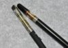 Vaporización de cannabis: ventajas e inconvenientes (I) Dos dispositivos de vapeo con depósitos transparentes sobre una superficie gris