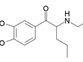 Efilona: efectos, riesgos y adulteración de MDMA Fórmula estructural de la efilona, con anillo aromático, grupo cetona y amina secundaria