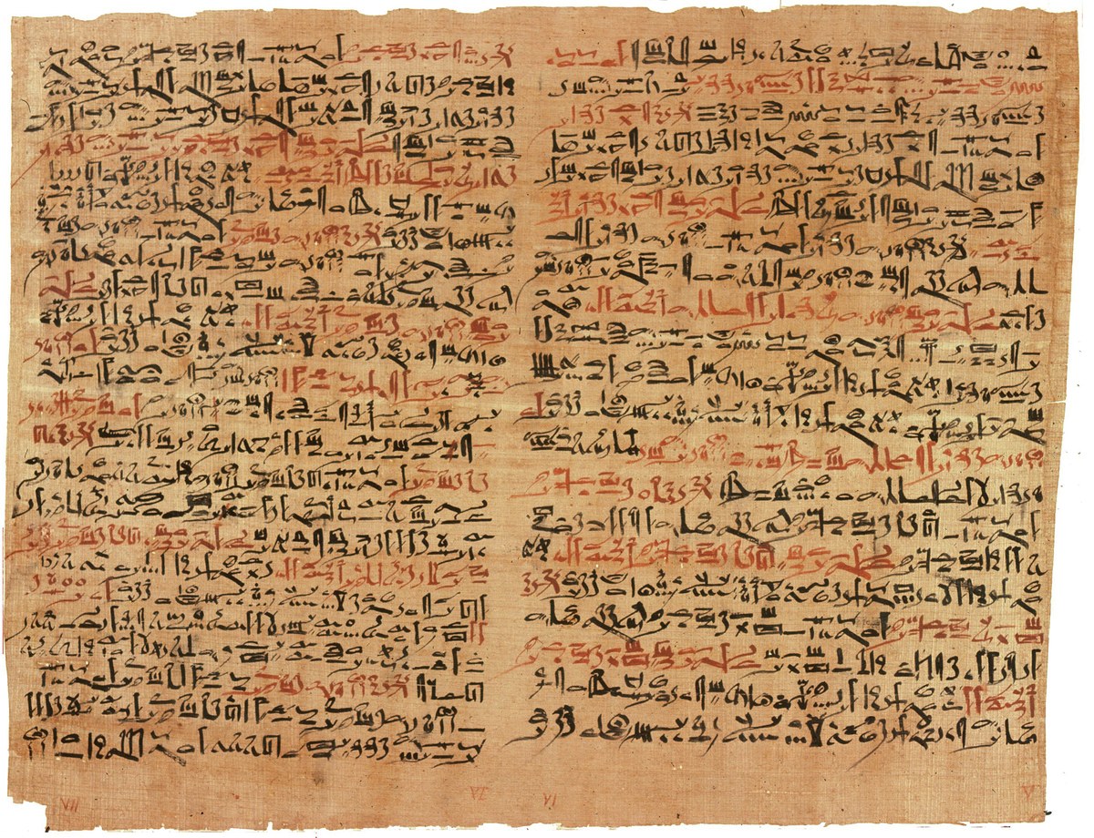 Fragmento de papiro antiguo cubierto de escritura jerogl&iacute;fica en tinta negra y roja