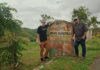 Humboldt Seed Company lanza semillas de cannabis que rinden homenaje a Bob Marley _Benjamin Lind & Nathaniel Pennington -welcome to Nine Mile sign (1)