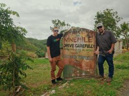 Humboldt Seed Company lanza semillas de cannabis que rinden homenaje a Bob Marley _Benjamin Lind & Nathaniel Pennington -welcome to Nine Mile sign (1)