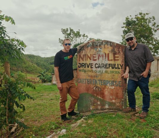 Humboldt Seed Company lanza semillas de cannabis que rinden homenaje a Bob Marley _Benjamin Lind & Nathaniel Pennington -welcome to Nine Mile sign (1)