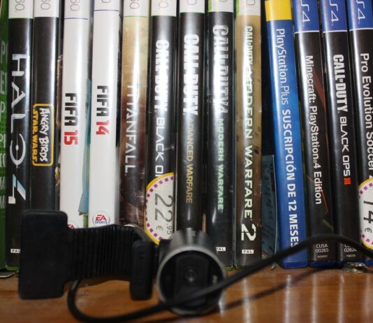 Efecto Tetris: cómo el juego altera la percepción Estuche con videojuegos de consola, una cámara y accesorios sobre una mesa de madera