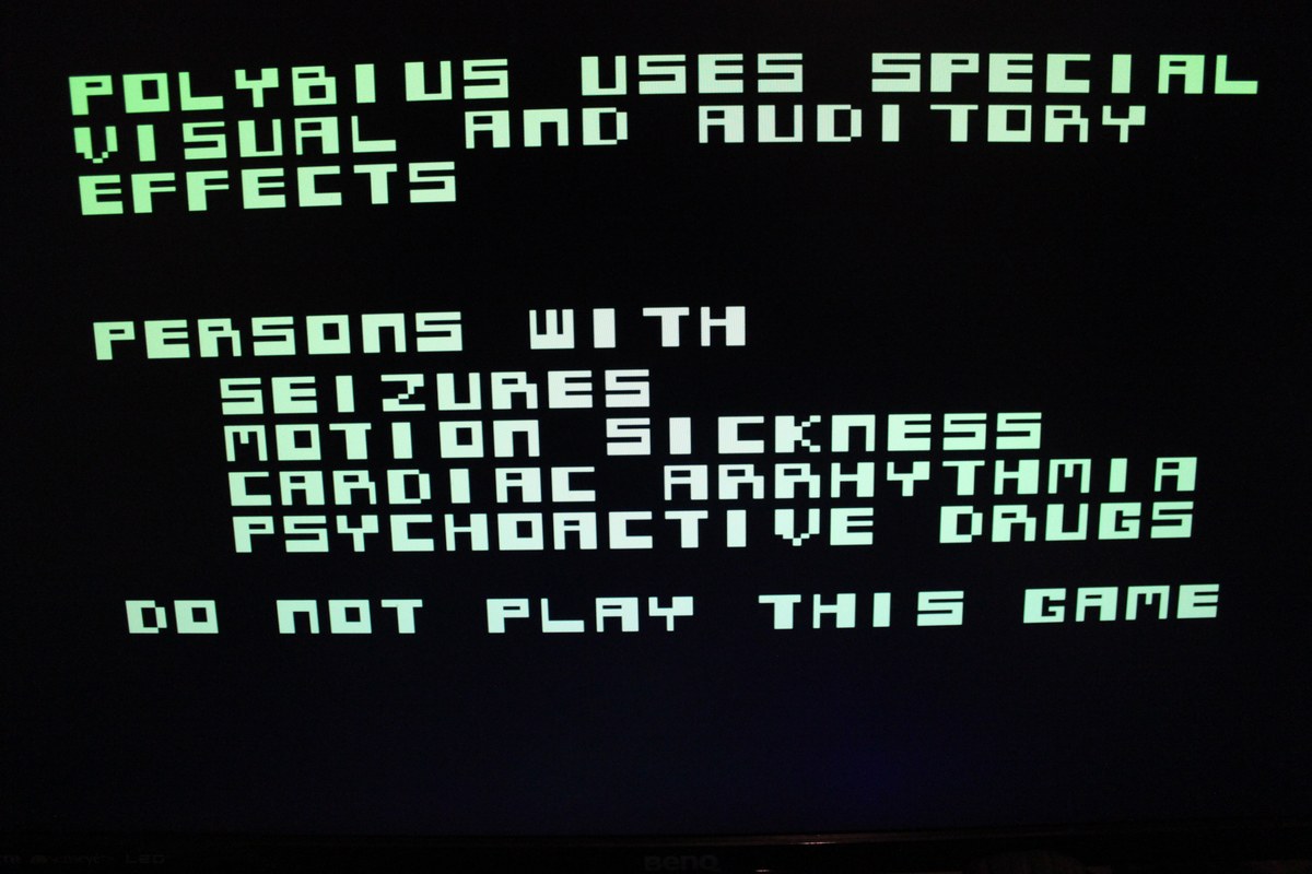 Advertencia en inglés sobre los efectos visuales y auditivos de Polybius y sus contraindicaciones.