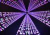 Videojuegos y alucinaciones: de Polybius a Hellblade Filas de la palabra «PLAY» en tonos magenta, azul y blanco convergen hacia el centro sobre un fondo negro.